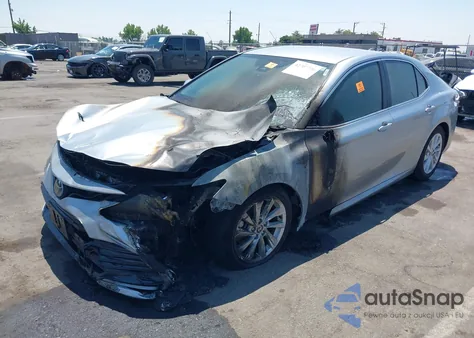 2022 Toyota Camry Le z USA, uszkodzony, nr VIN 4T1C11AK4NU695577